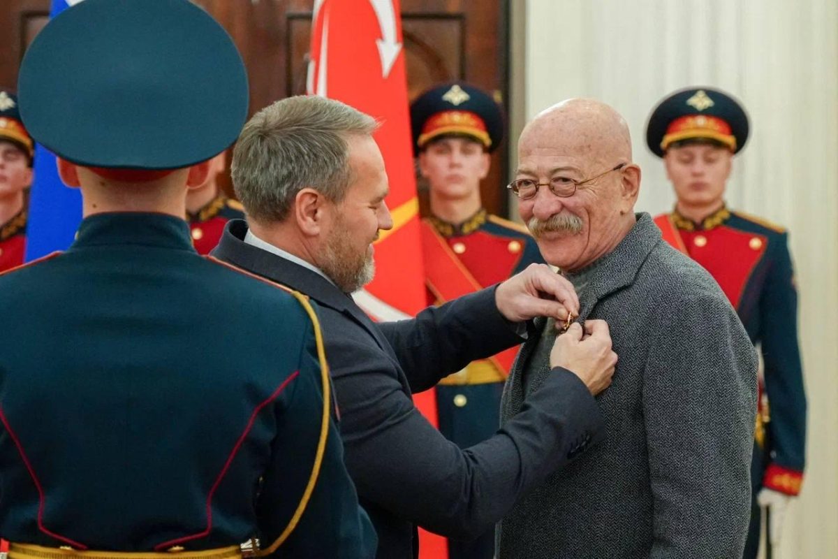 Розенбауму вручили почётный знак «За особый вклад в развитие Петербурга»